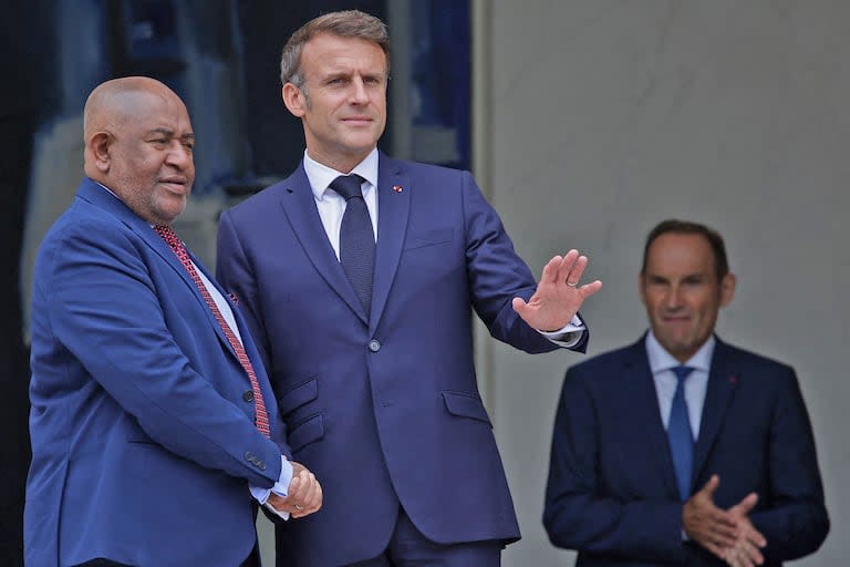 Macron con el presidente de Las Comoras, Azali Assoumani