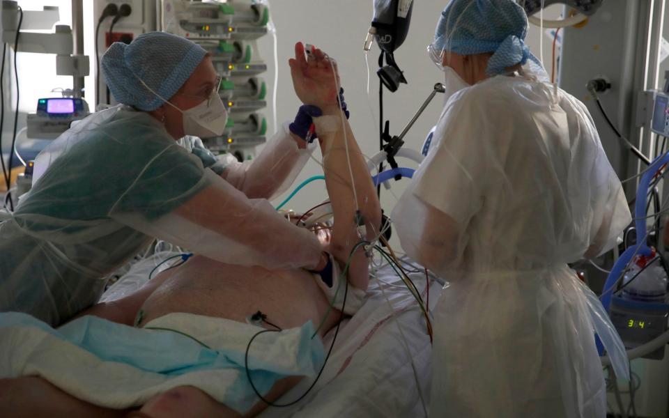 Medical workers tend to a patient affected with Covid-19 at the Amiens Picardie hospita - AP