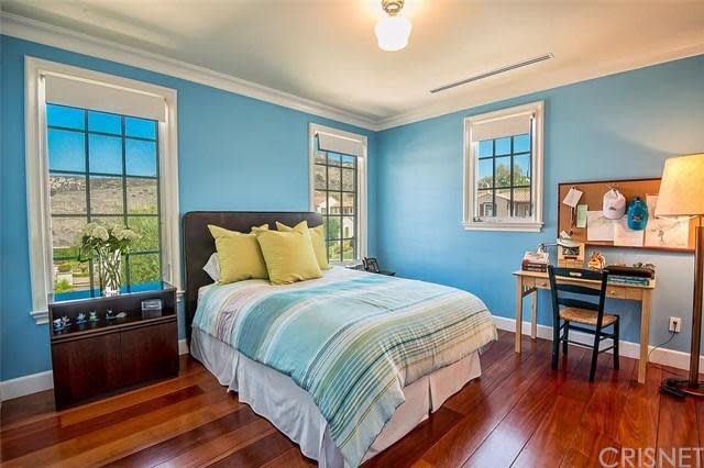 <p>And another. Both have beautiful wood floors and a colourful decor. (Trulia) </p>