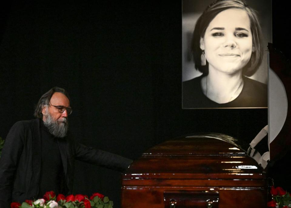 Alexandre Douguine auprès du cercueil et du portrait de sa fille, Daria, lors de ses obsèques le 23 août 2022 à Moscou.  - Kirill Kudryavtsev