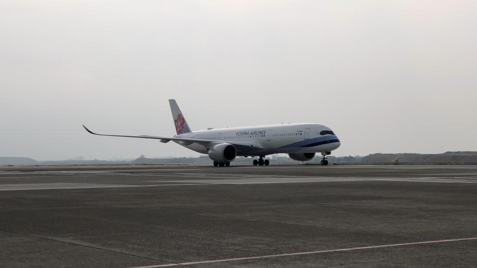 台灣自購59.5萬劑AZ疫苗，31日由中華航空班機運抵桃園國際機場，中央流行疫情指揮中心指揮官陳時中說，考量到疫苗的數量，將以既有接種計畫一併安排。(中央社)
