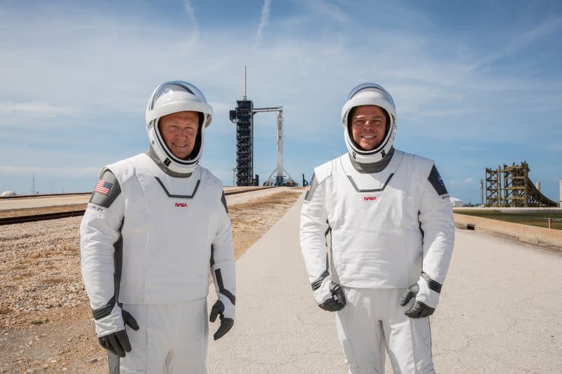 Los astronautas de la NASA Douglas Hurley y Robert Behnken participan en uno de los ensayos del lanzamiento de la nave de SpaceX a la órbita desde la plataforma de Cabo Cañaveral en Florida. Mayo 23, 2020. Picture taken May 23, 2020. NASA/Kim Shiflett/Handout via REUTERS.