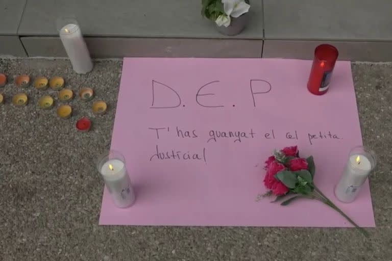 Homenaje por la muerte de la niña argentina de 12 años frente al edificio donde ocurrió la tragedia