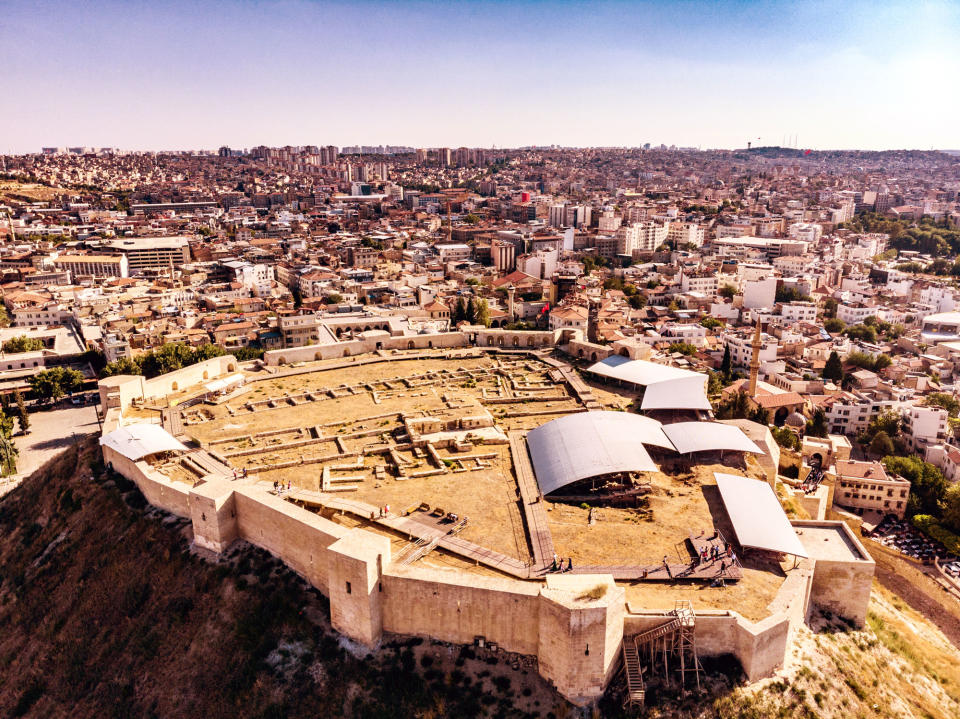 <p>Die ersten Siedlungsspuren in Gaziantep lassen sich auf das vierte Jahrtausend v. Chr. zurückdatieren. In der grenznahen sechstgrößten Stadt der Türkei wohnen seit Beginn des Bürgerkriegs 2011 auch Hunderttausende Syrer. (Bild: Getty Images) </p>