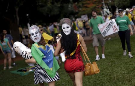 Demonstrators wear masks depicting Brazil's former president Luiz Inacio Lula da Silva (L) and Brazil's President Dilma Rousseff during a protest calling for the impeachment of Rousseff near the National Congress in Brasilia, Brazil, December 13, 2015. REUTERS/Ueslei Marcelino