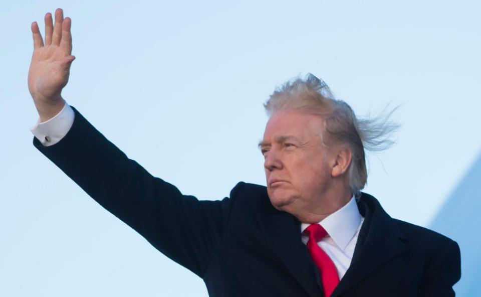 Präsident Trump wurde von einer Windböe erfasst, die seine Haar-Geheimnisse aufdeckt. (Bild: Getty Images)