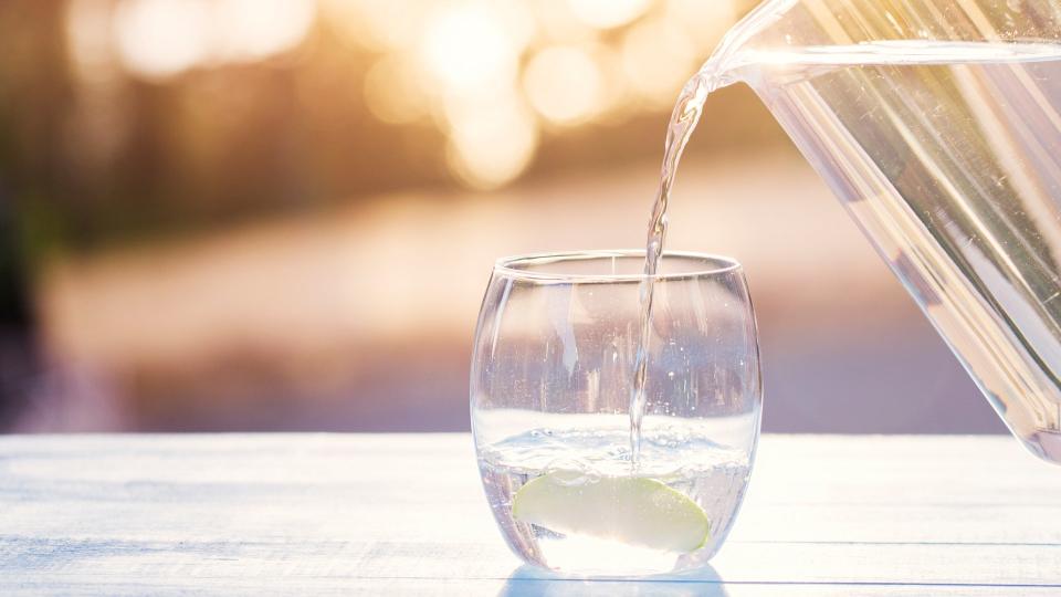 水可以幫助體內酸鹼平衡，水喝不夠的人，身體基本上都偏酸