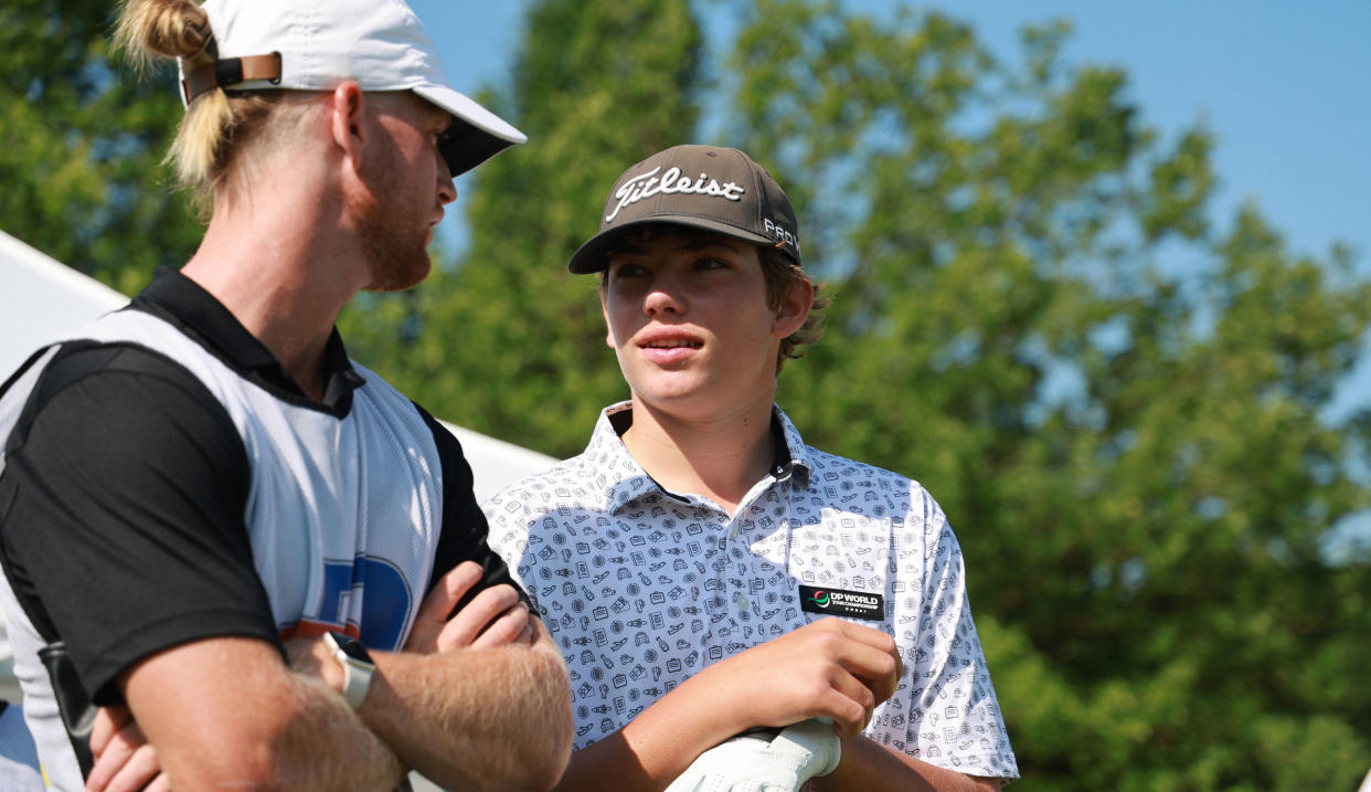  Louis Klein talks to his caddie 