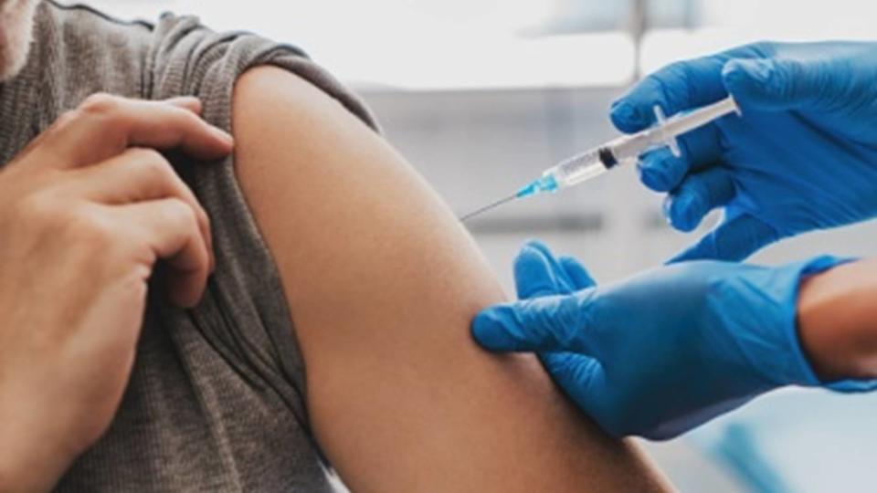 男子施打疫苗後開始不斷咳嗽。（示意圖／翻攝自pixabay）