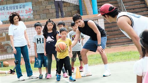 范少勳號召《下半場》的演員一同來為偏鄉小學的學童一圓籃球夢。（圖／公視提供）