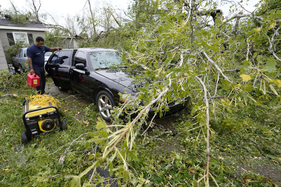 Reginald Duhon se prepara para trabajar en su casa, jueves 27 de agosto de 2020 en Lake Charles, Luisiana, tras el paso del huracán Laura. (AP Foto/Gerald Herbert)