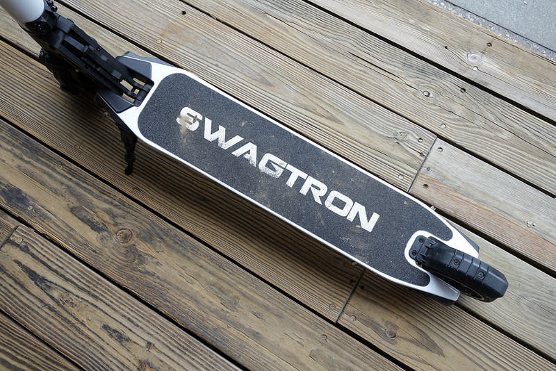 全球最輕 碳纖維車身 電動滑板車 SWAGTRON SWAGGER 潮格開箱