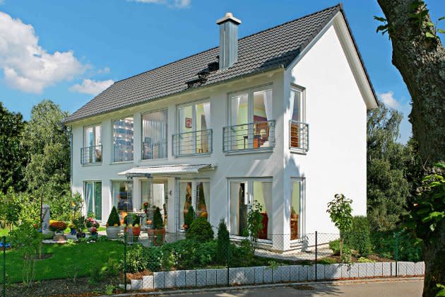 Das Haus „Hüfingen“ ist ideal für Häuslebauer, die in der Stadt bauen wollen. Es benötigt extrem wenig Platz und kann deshalb auf schmalen Grundstücken gebaut werden. Bei den enormen Grundstückspreisen im urbanen Umfeld macht sich das sofort im Geldbeutel bemerkbar. Ebenfalls sehr sinnvoll für ein City-Haus: Viele schmale Fenster schützen vor den neugierigen Blicken der Nachbar, sorgen aber trotzdem für viel Helligkeit im Inneren. Näheres unter www.keitel-haus.de.