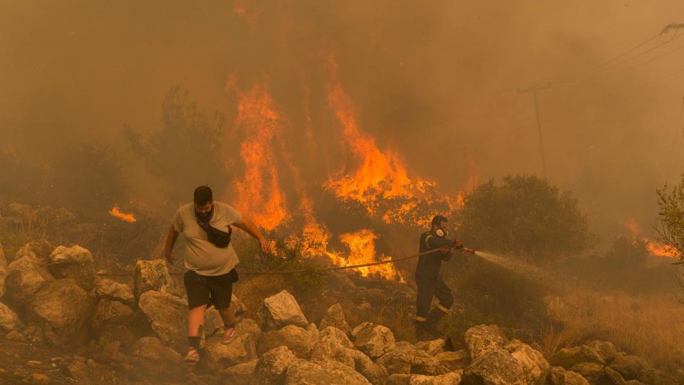 Extremwetter schafft Voraussetzungen für Katastrophen wie diese Waldbrände in Griechenland. (Bild: Marios Lolos/XinHua/dpa)