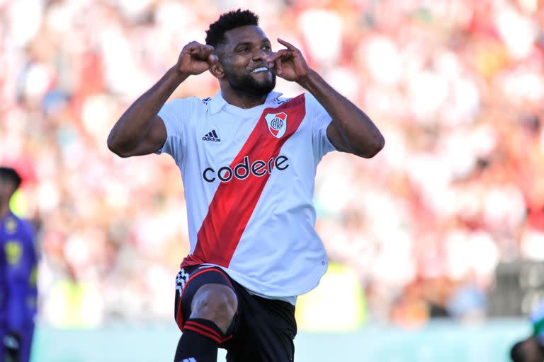 Borja y su festeja ante la cabecera del estadio