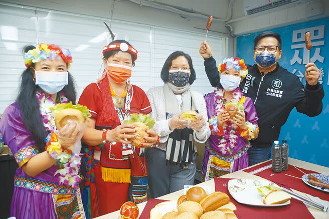 民眾黨規畫把現有總服務處轉型為地方黨部，強化組織動員。圖為立委邱臣遠（右一）、賴香伶（中）與原住民、新住民代表6日出席民眾黨慶新春特色年菜活動，推薦著名的山豬肉漢堡，象徵「諸事如意、招財進寶」。（本報資料照片）