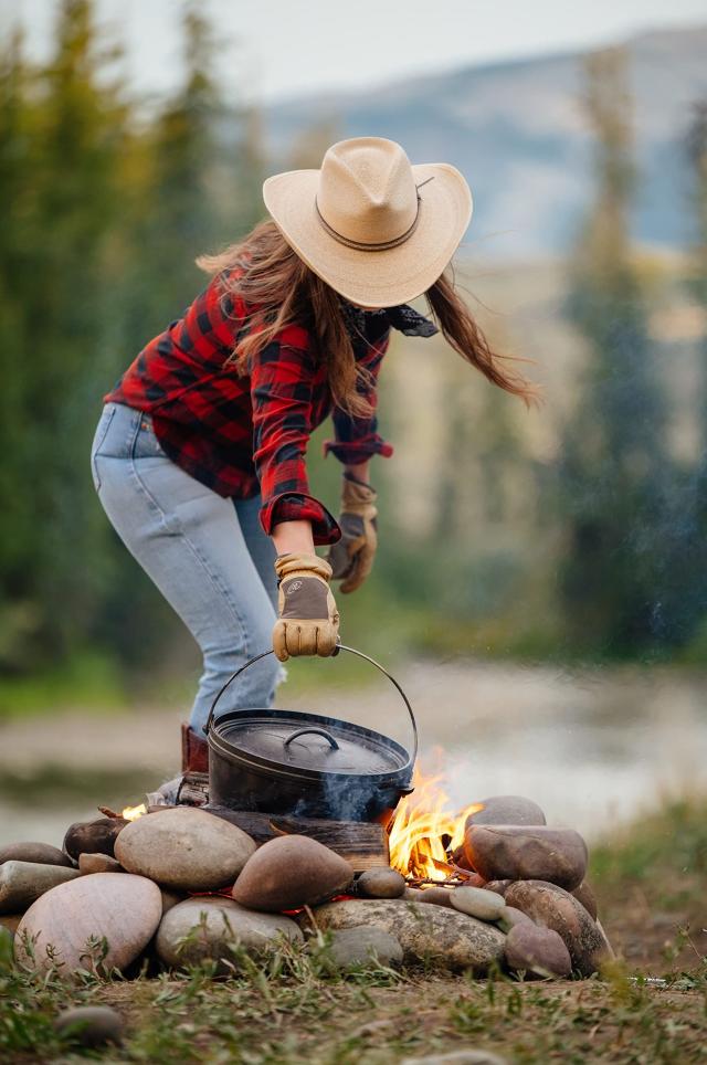 Lodge Yellowstone 10.5 inch Seasoned Square Cast Iron Cowboy Grill Pan