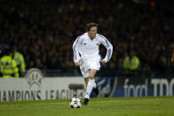 Unos cuantos años antes, en el verano de 1999, el Madrid incorporó también gratis a otro jugador del Liverpool, Steve McManaman, que acabó triunfando en el Bernabéu y ganando dos Champions y dos Ligas en sus cuatro campañas con la camiseta blanca, si bien en la última tuvo pocos minutos. (Foto: Gary M. Prior / Getty Images).