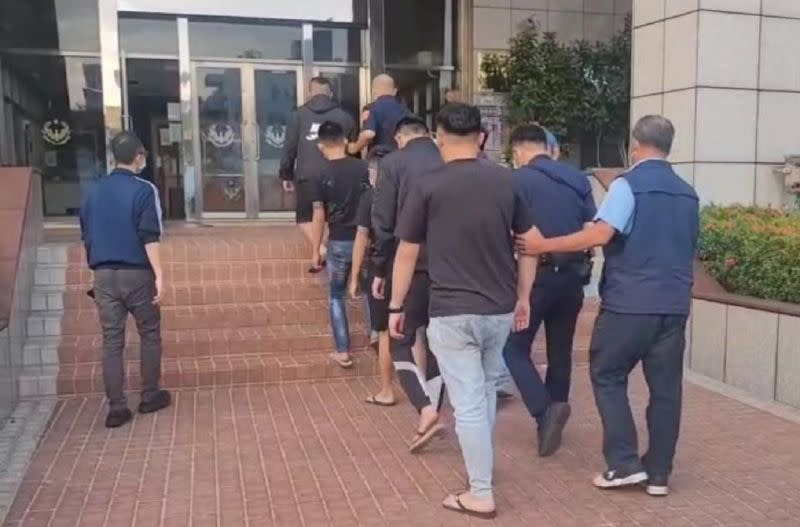 ▲經警方漏夜追查，再至台南市等地查緝共犯邱姓男子等4車5人到案，目前已查緝到案計5車7人。全案詢後將依妨害秩序及傷害等罪嫌送辦。另將持續追查其他共犯到案。（圖／記者郭凱杰翻攝）