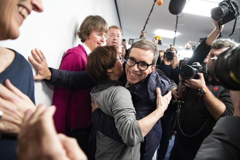 Jens Söring wurde am Flughafen begeistert empfangen (Bild: Andreas Arnold/dpa)