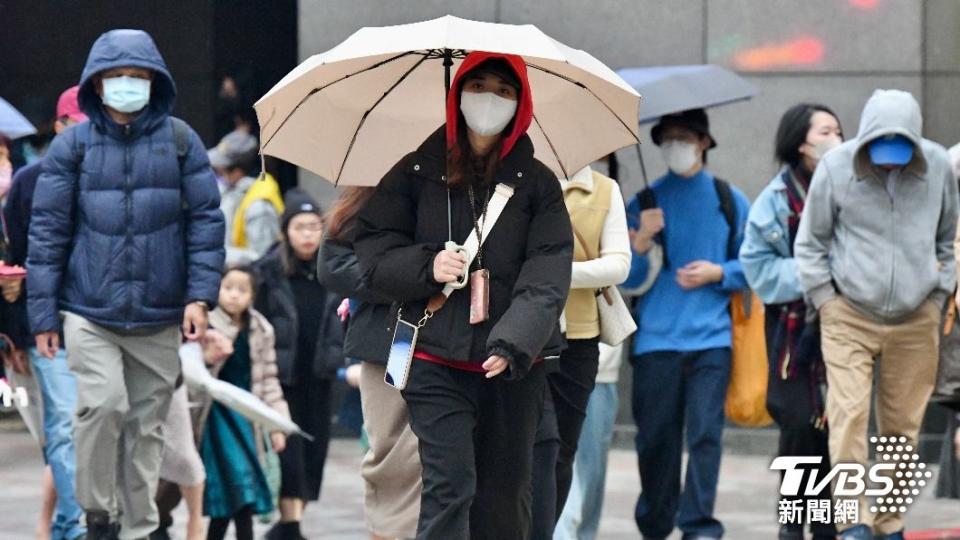 入夜後有局部大雨，外出建議攜帶雨具。（圖／胡瑞麒攝）