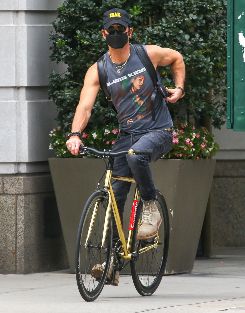 <p>A masked Justin Theroux hops on his bike for a ride in New York City on Sept. 23. </p>