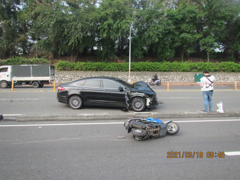 車禍發生後，警方在場調查測量肇事自小客車和被撞機車情形。（圖／讀者提供）