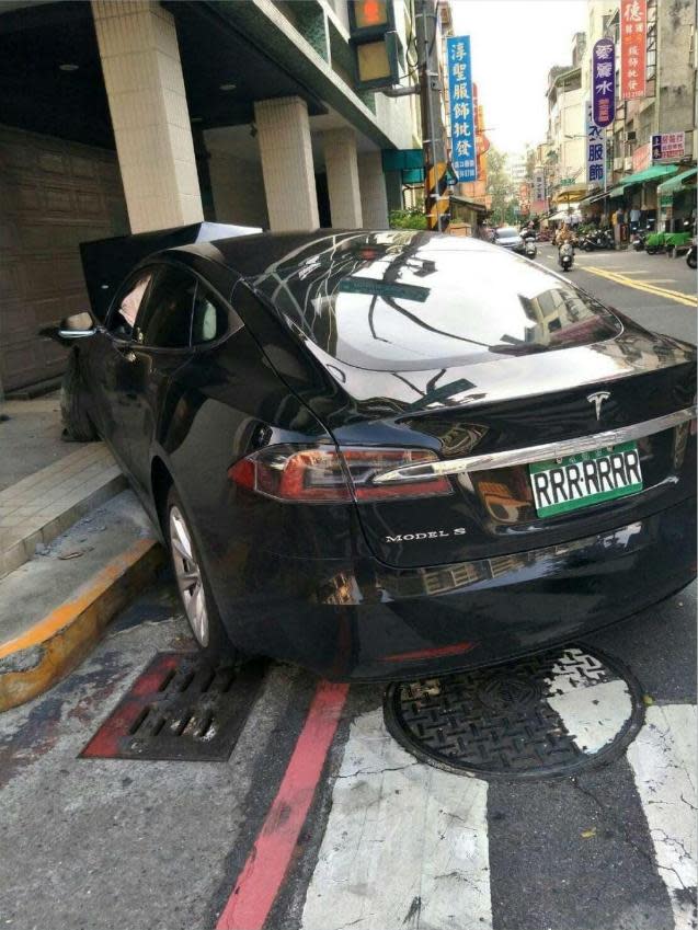 剛上市超夯的「特斯拉」電動車撞水泥柱全毀，稀有程度媲美超跑引起關注。（翻攝網路）