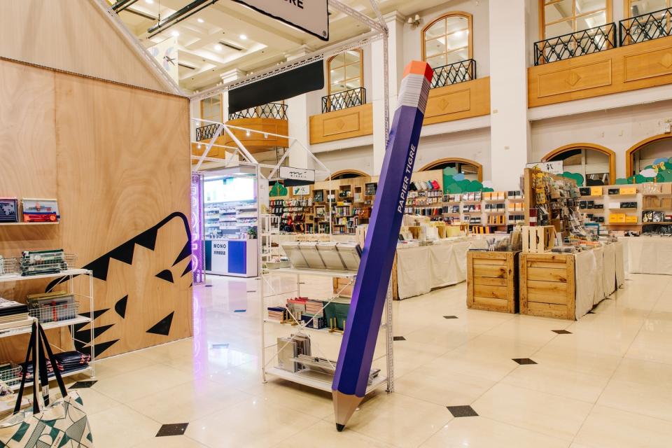 展場中有巨型鉛筆。   圖：誠品書店提供