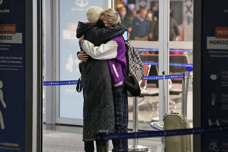 Llegan a Ezeiza pasajeros que estaban en el exterior