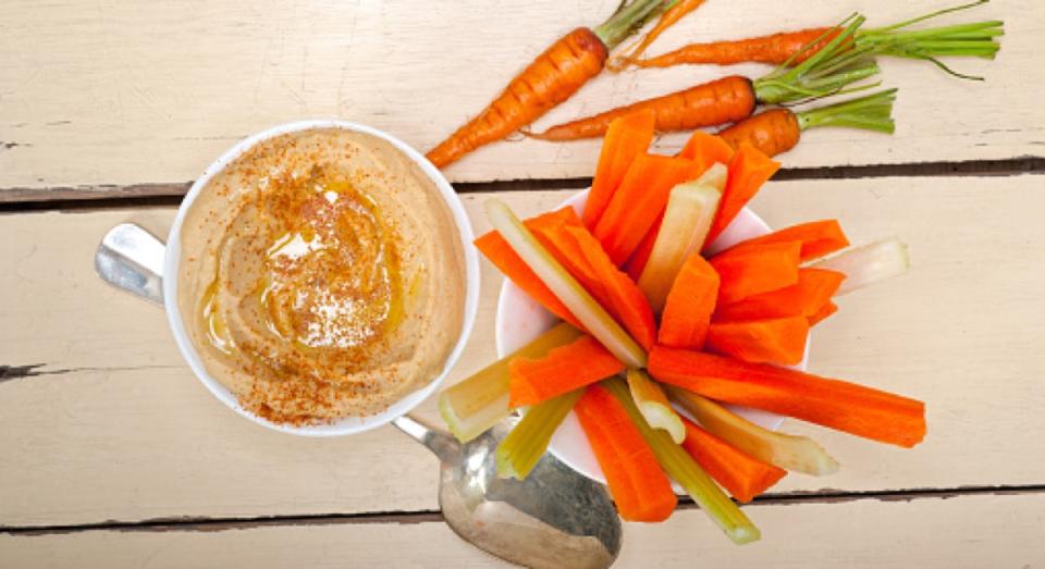 Preparar un aperitivo sano y nutritivo no es tan difícil. Si estás fuera tampoco hay excusa, siempre podrás pedir un zumo verde o unas rodajas de piña,por ejemplo.