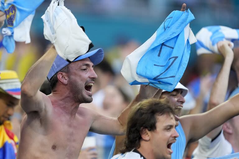 La alegría de los hinchas argentinos en el estadio.