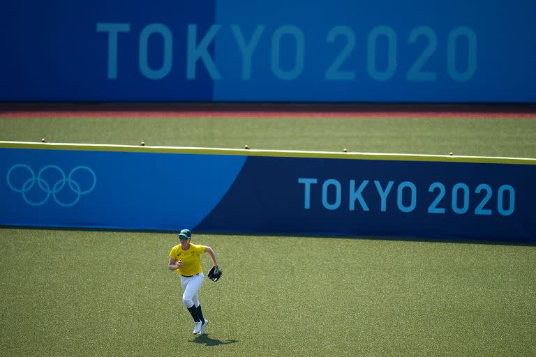 Una jugadora de softball del equipo australiano durante una práctica en el Estadio de Baseball Azuma de Tokio.