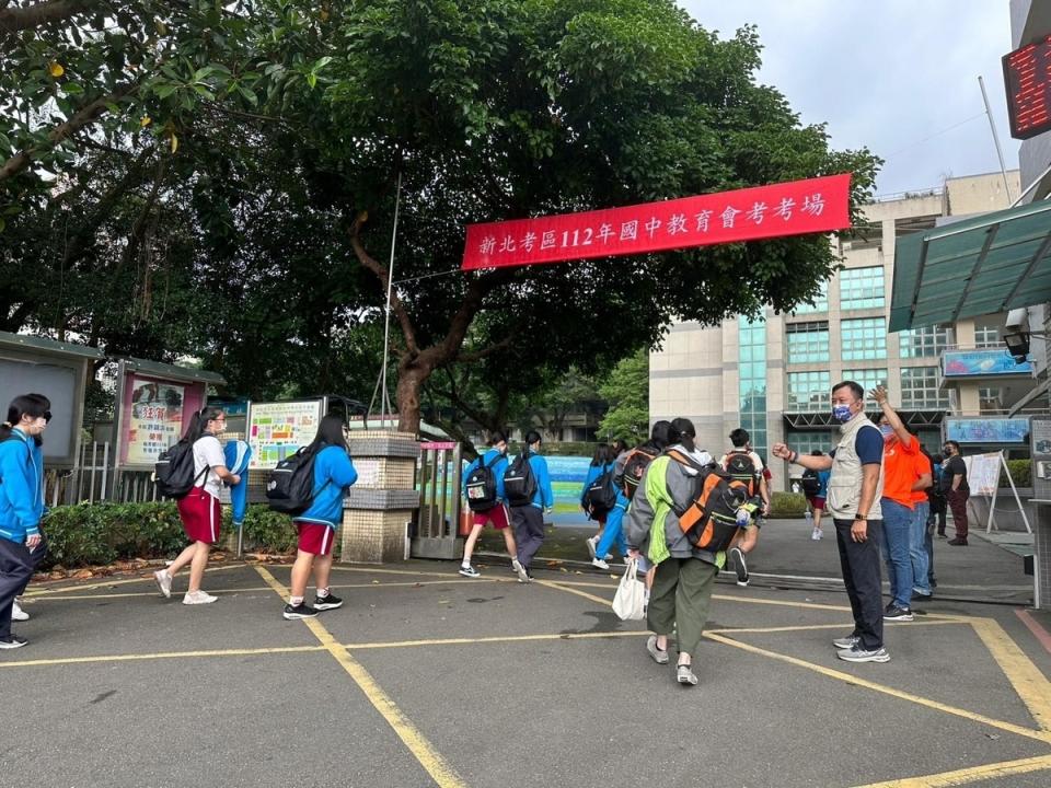 112年國中教育會考第2日，新北考區考生進試場場景。   圖：新北市教育局提供