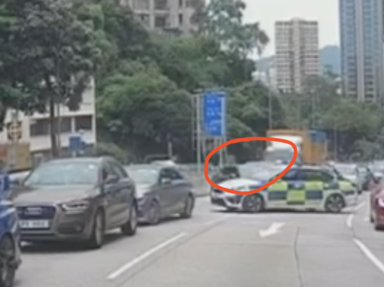 警員還未走到黑色 Lexus 司機位旁，黑色 Lexus 司機就倒車，扭左軚，撞向警車嘗試逃走。