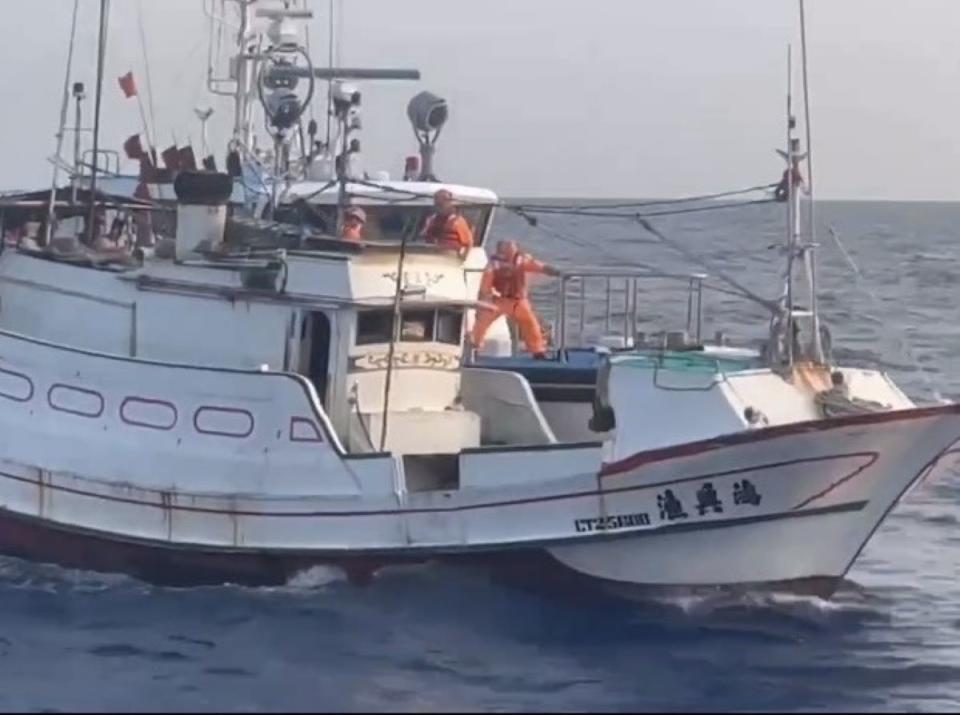 海巡人員登上「鴻興漁號」，確認人船平安。（圖：海巡署提供）