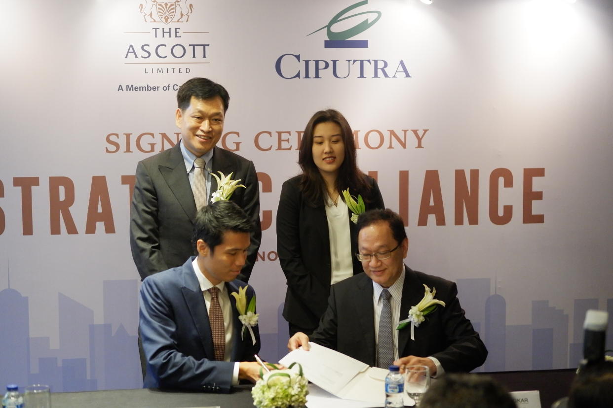 Ervin Yeo, Ascott’s Regional General Manager for Singapore, Malaysia and Indonesia (left, seated) and Artadinata Djangkar, Senior Director of Ciputra (right, seated), inking the agreement at the opening ceremony of Ascott Sudirman Jakarta. (Photo: Ascott)