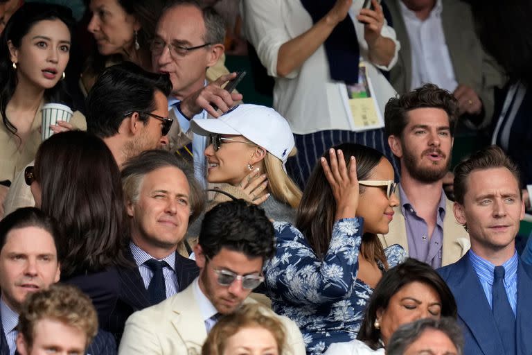 Andrew Garfield, Ariana Grande y Tom Hiddleston, captados por los flashes en Wimbledon; la actriz y cantante ya no lucía su alianza