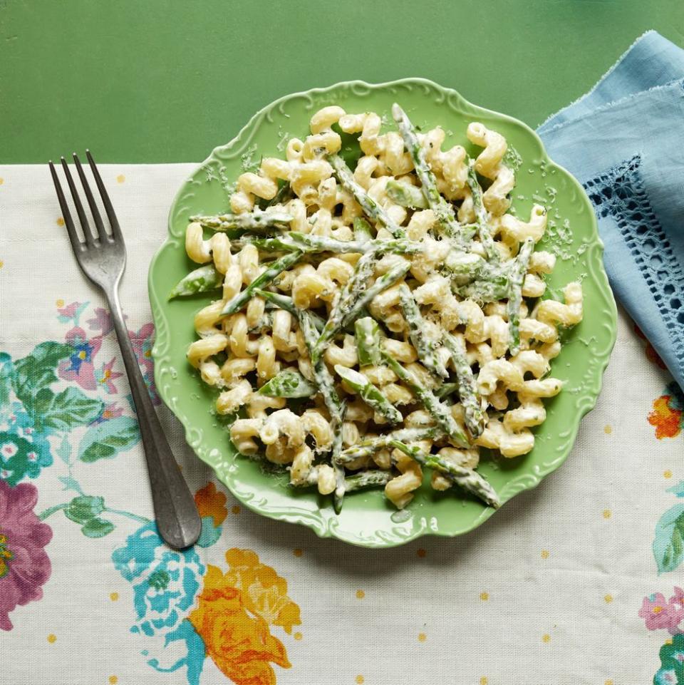 easter dinner ideas creamy pasta primavera on green plate
