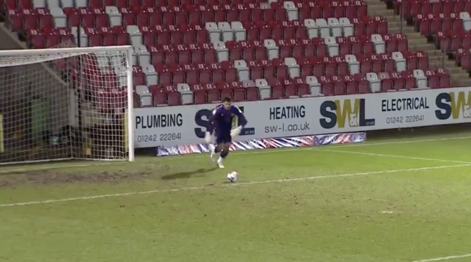 Tom King, portero del Newport, marcó un gol desde su propia portería.