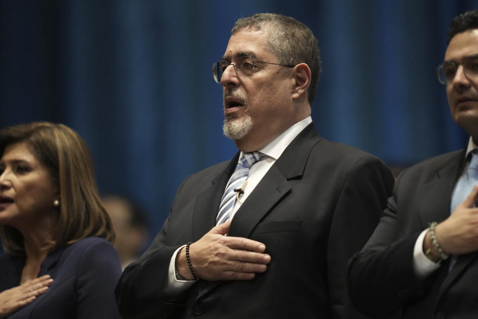 El nuevo presidente de Guatemala, Bernardo Arévalo, canta el himno nacional en el inicio de la ceremonia de juramento en Ciudad de Guatemala, en los primeros minutos del lunes 15 de enero de 2024. (AP Foto/Moisés Castillo)