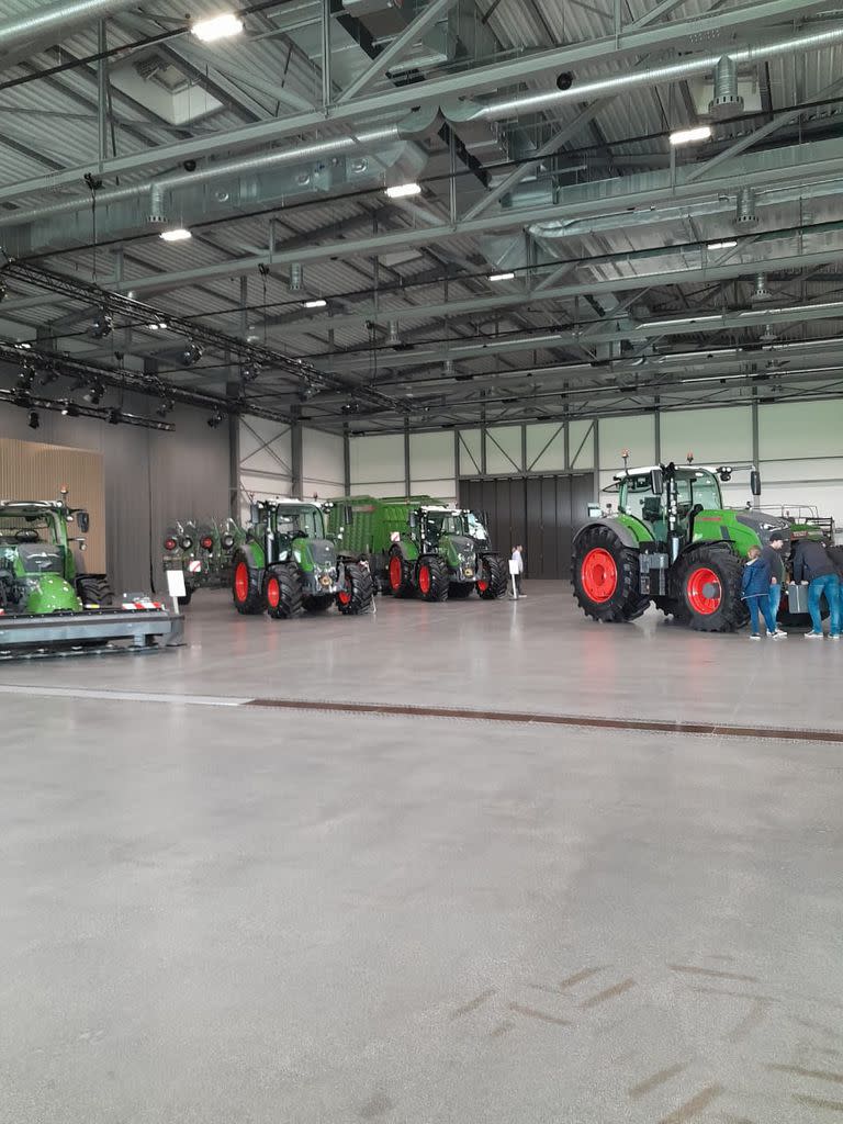 Un salón de exposiciones de la marca en la planta fabril