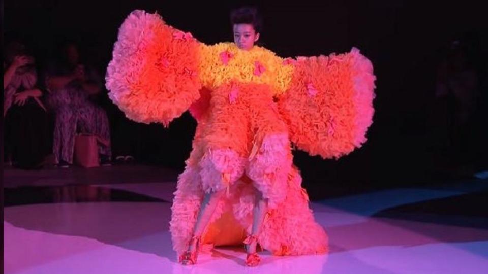 木村光希16歲走秀照。（圖／翻攝自Rakuten Fashion Week TOKYO youtube）