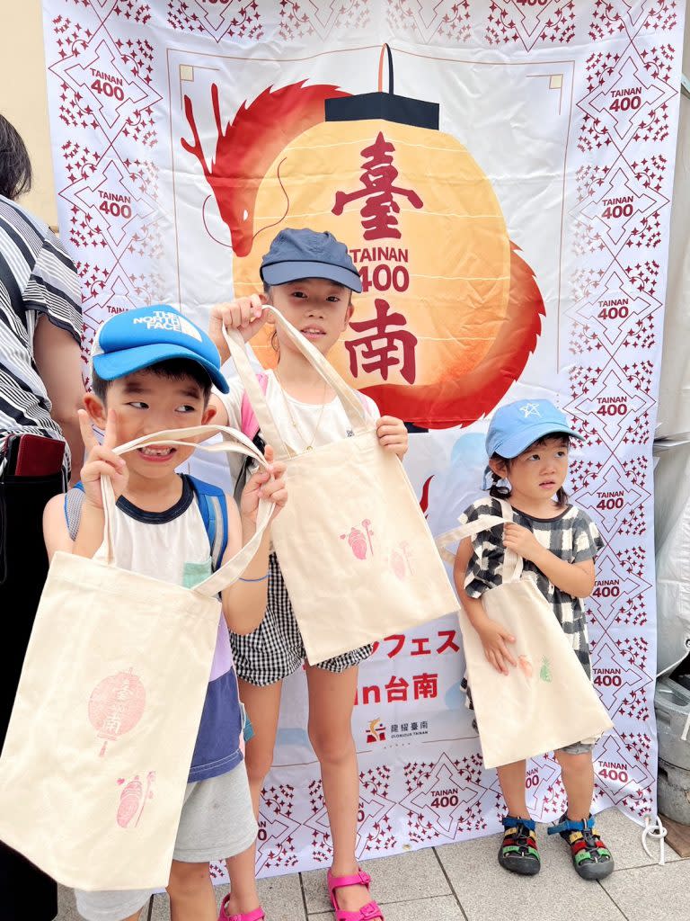 日本小朋友在「TAIWAN PLUS 2023」台南展攤前拍照合影。（觀旅局提供）