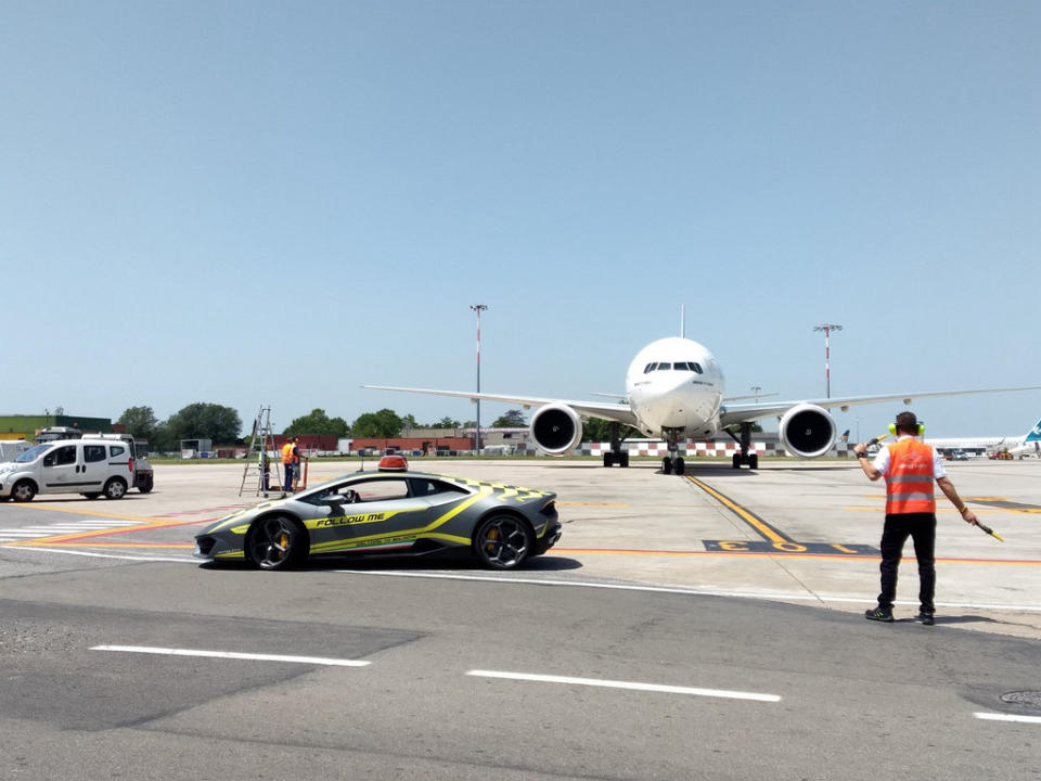 羨煞其他機場地勤！義大利波隆納機場拿LAMBORGHINI Huracan當指