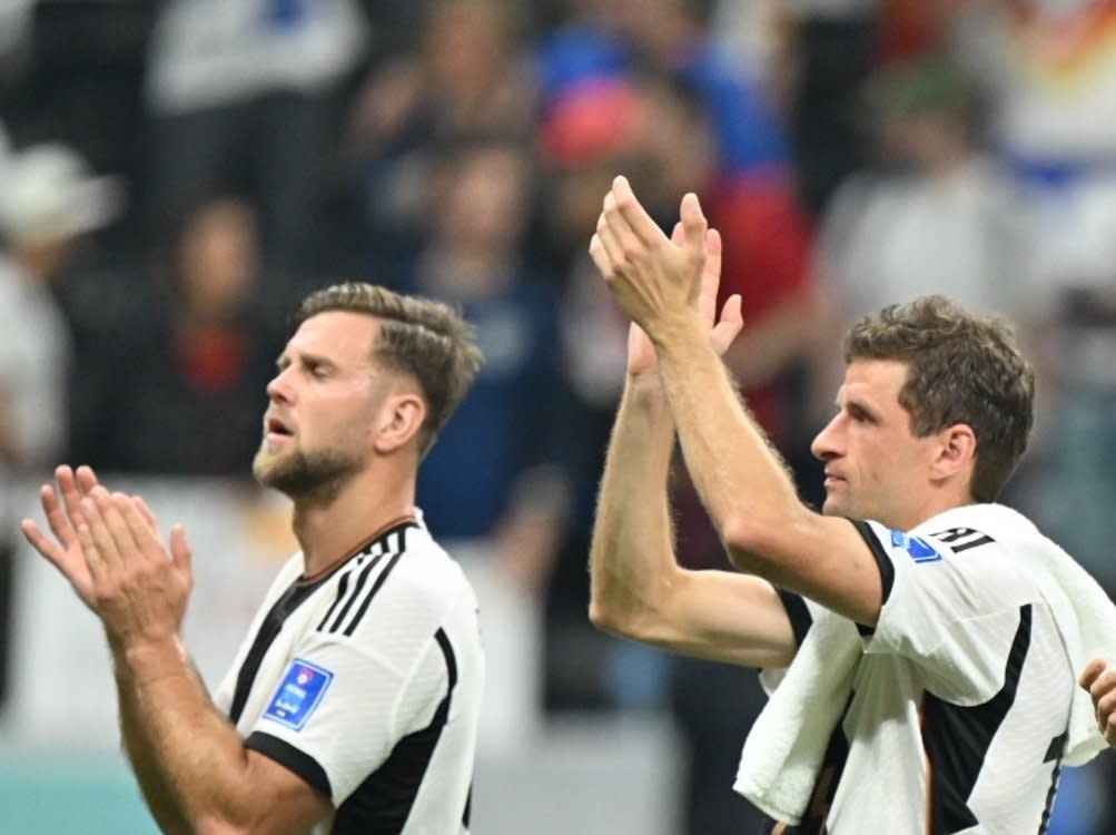 Niclas Füllkrug und Thomas Müller bedanken sich bei den deutschen Fans nach Abpfiff (Bild: 2022 Anadolu Agency)