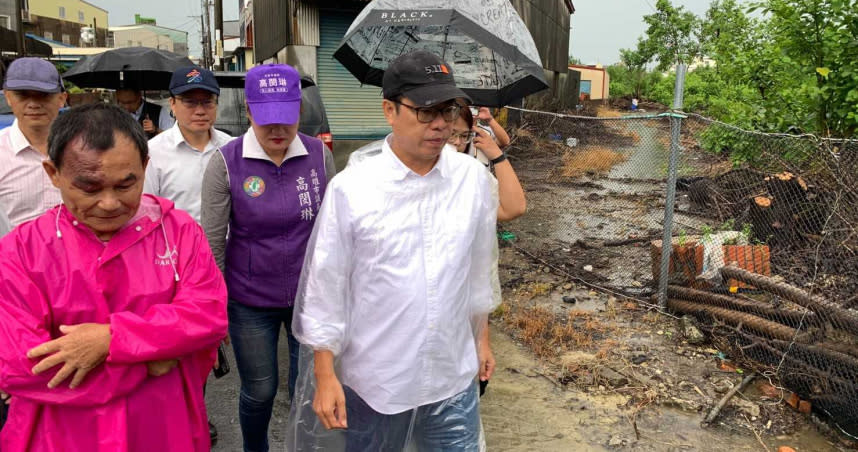 高雄市長陳其邁才剛上任第三天，就遇上高雄因為下大雨淹水，今天上午緊急取消原定行程，視察抽水站。（圖／翻攝臉書）