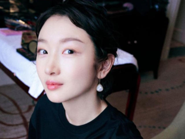 31-year-old Zhou Dongyu was accidentally encountered in Singapore. She is  as tall as 170cm and glowing without makeup! - iNEWS