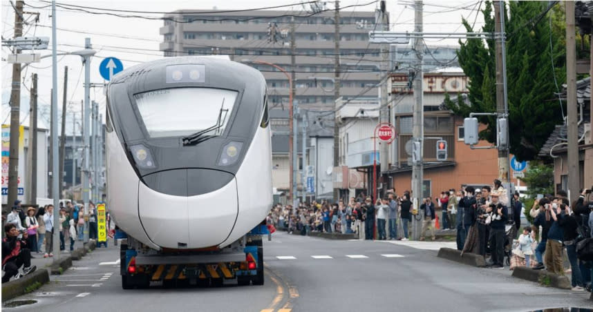 日立笠戶製作所日前舉辦罕見活動，將台鐵下單的「新自強號」EMU3000型列車，拖到日本街頭展示。（圖／擷取自Facebook／Rail News 鐵道情報）