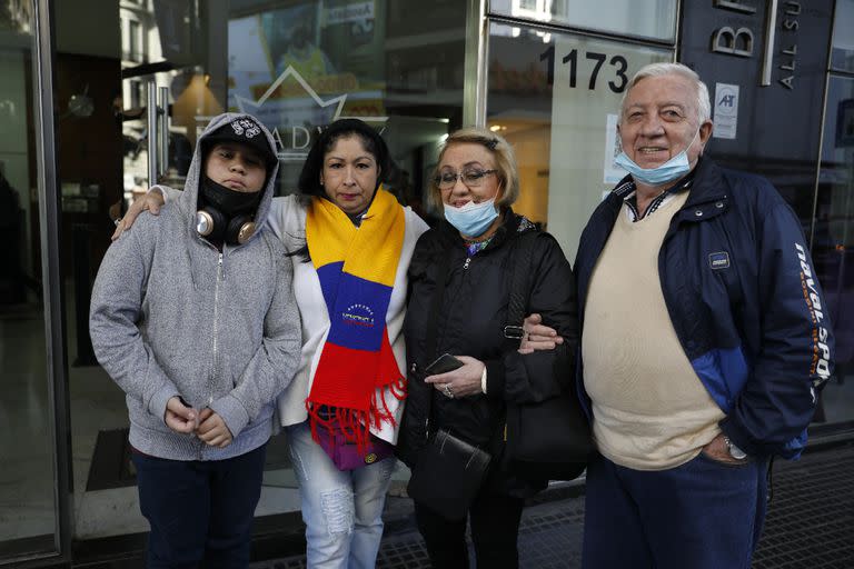 De izquierda a derecha, Samuel y su madre, Gabriela Guillén. Ambos están varados en Buenos Aires esperando para viajar a Venezuela